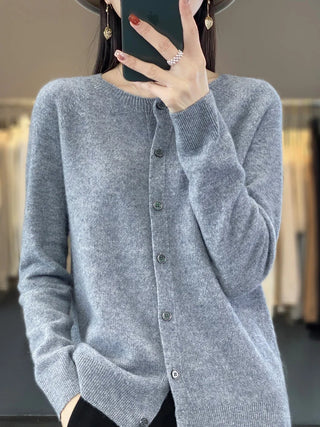 Cardigan en tricot à boutons gris, encolure ronde, ouverture boutonnée