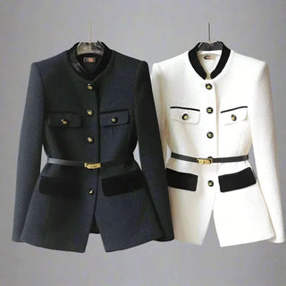 Veste courte blanche à col noir, boutonnage doré, poches à rabat et ceinture noire