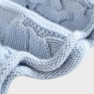 Pull en cachemire bleu clair : gros plan de la bordure de manche et torsades