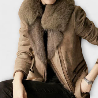 Manteau suédé taupe : col et empiècements en fourrure, double zip devant.