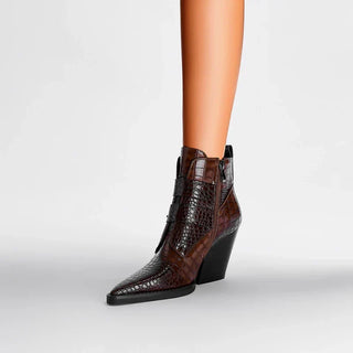 Botte pour femme à talon bloc, cuir texturé bordeaux, bout pointu, fermeture à boucles.