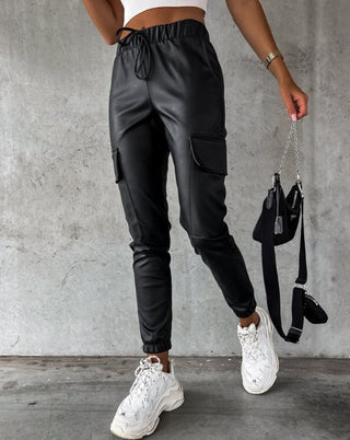 Pantalon cargo femme en tissu effet cuir avec coupe ajustée et poches utilitaires