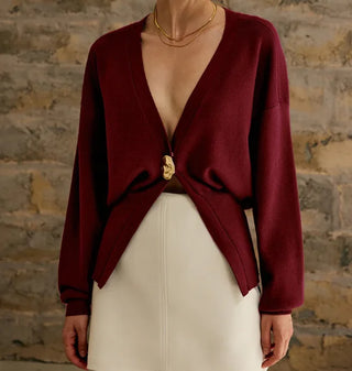 Cardigan rouge vin col V avec boutons dorés, manches longues, boutonnage