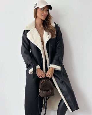 Manteau teddy long noir à liserés blancs en fausse fourrure, boutonnage central