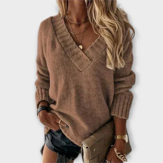 Pull en maille marron, col V, manches longues, coupe ample.