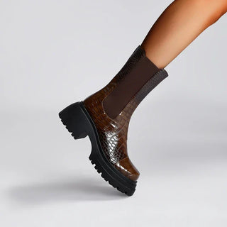 Bottine à enfiler marron effet croco, tige élastique et semelle noire à crans
