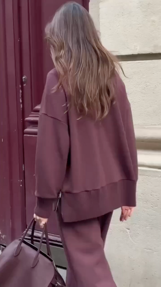 Ensemble femme bordeaux : haut manches longues et pantalon ample vue de dos