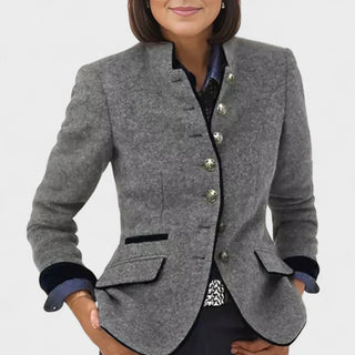 Manteau gris à col droit, boutonnage et poches plaquées, manches longues
