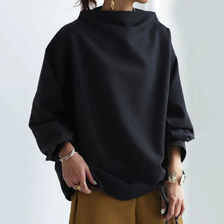Pull femme noir à col montant, manches amples, coupe droite.