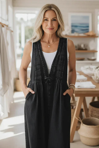Combinaison boho noire sans manches, col V avec cordon, silhouette ample.