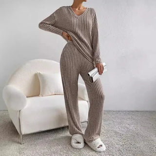 Ensemble maille brun taupe : pull côtelé col V manches longues et pantalon large.