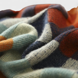 Tricot laine du pull à carreaux multicolores, texture torsadée visible