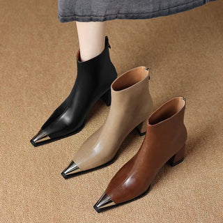Bottes femme à talon bloc, bout pointu, en trois couleurs : noir, beige clair et marron.