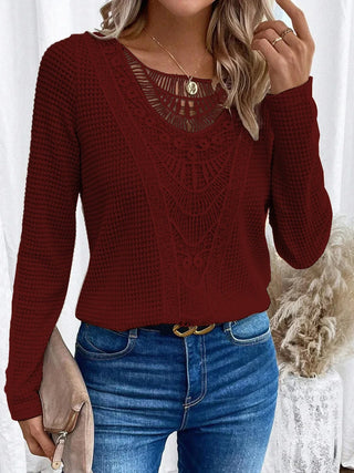 Pull femme au crochet texturé rouge bordeaux, manches longues, encolure ajourée