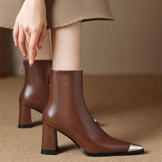 Bottes femme marron à talon bloc, bout pointu, tige mi-mollet, zip discret sur le côté.