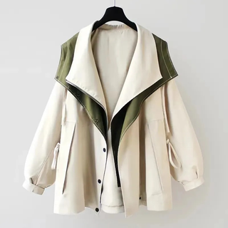 Veste à capuche bicolore vert olive et crème, coupe ample avec poches latérales.