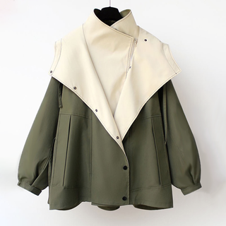 Veste à capuche deux tons blanc cassé et vert, fermeture boutonnée.