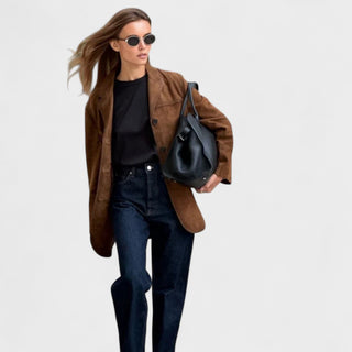 Manteau printemps marron en daim, silhouette cintrée, col revers, fermeture à boutons.