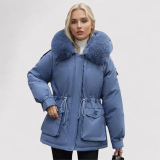 Manteau d’hiver Sofia bleu, capuche bordée de fourrure, fermeture zippée et poches