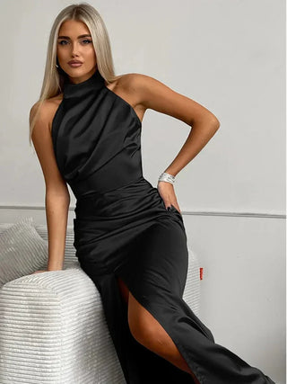 Ylva | Robe en satin élégante à col halter avec fente