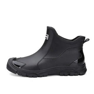 Bottines noires à enfiler, bout fermé, semelle crantée épaisse, tirette arrière.