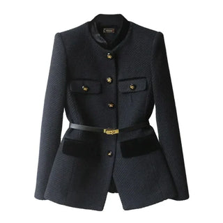 Veste courte noire col montant, poches à rabat et boutonnage doré avec ceinture