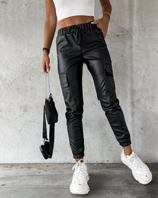 Pantalon cargo femme en tissu effet cuir avec coupe ajustée et poches utilitaires