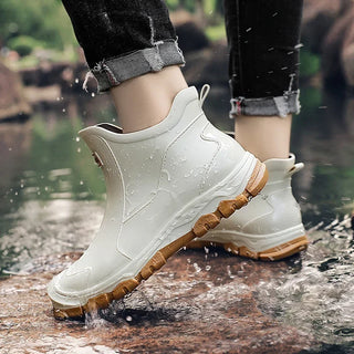 Bottines à enfiler blanches, bout fermé, semelle crantée brun, tige avec relief.