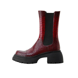 Bottine à enfiler rouge bordeaux effet croco, empiècement élastique et semelle noire