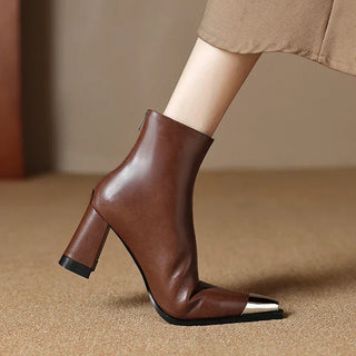 Botte femme marron à talon bloc, bout pointu, tige mi-mollet, finition cuir lisse.