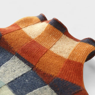Détail du col du pull à carreaux multicolores en laine, motifs colorés