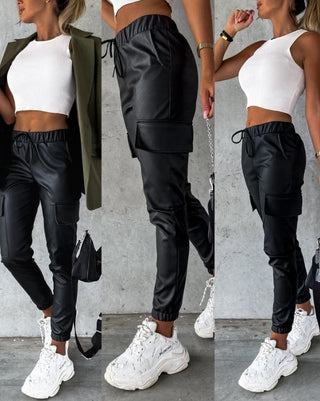 Pantalon cargo femme en tissu effet cuir avec coupe ajustée et poches utilitaires