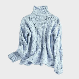 Pull en cachemire bleu à col montant, motif tressé en relief et manches longues