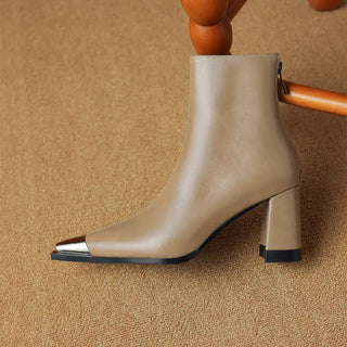 Botte pour femme beige clair à talon bloc carré, bout pointu, tige mi-haute.