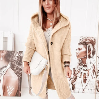 Veste longue en maille à capuche, fermeture boutonnée, couleur beige clair.
