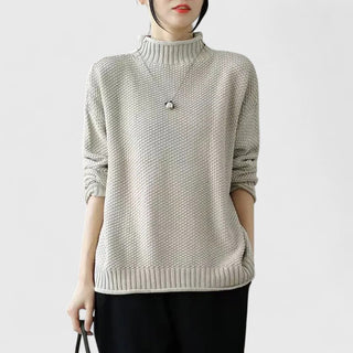 Pull texturé beige clair à col montant, manches longues, petit bouton devant