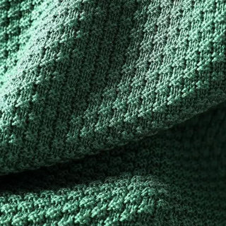 Maille texturée vert du pull en cachemire Amara, bas et bord-côte côtelé visibles