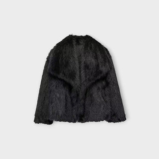 Veste Margarida en cuir fourré noire, vue de dos, col à revers, coupe courte