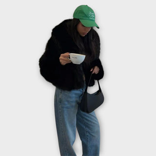 Veste Margarida en cuir fourré noir, col large en fourrure, fermeture devant