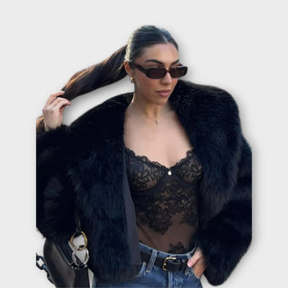 Veste Margarida en cuir fourré crème, col à revers en fourrure, coupe courte