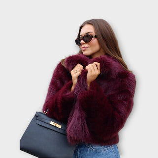 Veste courte à fourrure bordeaux, col large et manches longues, devant ouvert