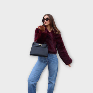 Veste Margarida en cuir fourré bordeaux, col large, texture duveteuse, manches longues