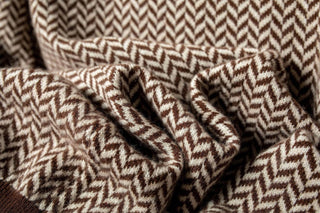 Tissu de blouse en chevrons beige et marron, texture tissée, bordures discrètes