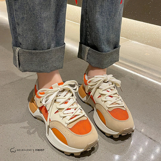 Baskets confort femme Salma™ beiges, empiècement orange et lacets blancs