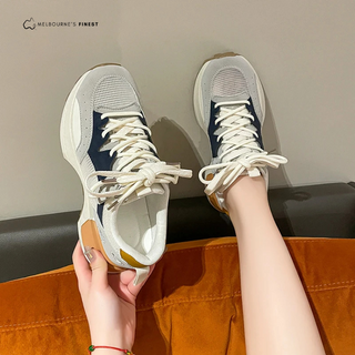 Baskets confort femme Salma™ blanches, panneaux bleu marine, lacets blancs