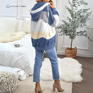 Manteau femme à capuche zippé, rayures contrastées blanc, bleu, gris et beige.