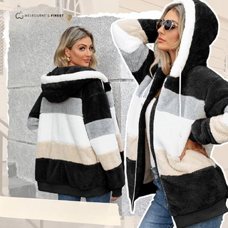 Manteau femme à capuche zippé, blocs noir, blanc, gris et beige, coupe décontractée.
