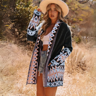 Cardigan femme noir ouvert, motif géométrique Aztec™ blanc avec touches orange et bleu.