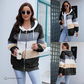 Manteau femme à capuche zippé, tissu pelucheux bicolore noir et blanc avec beige.