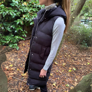 Manteau long sans manches Francesca™ noir matelassé, col montant, détail boutonné